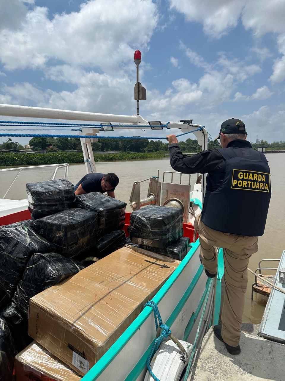 PF apreende embarcação com mercadorias contrabandeadas na Baía do Marajó/PA