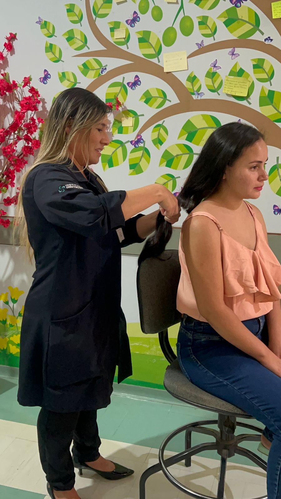 COLABORADORA DO HRT DOA CABELO PARA PACIENTES ONCOLÓGICOS ATENDIDOS NA UNACON