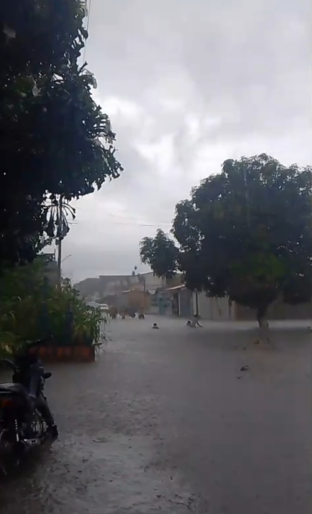 ​Forte temporal alaga ruas e causou transtornos na região do Lago, em Breu Branco