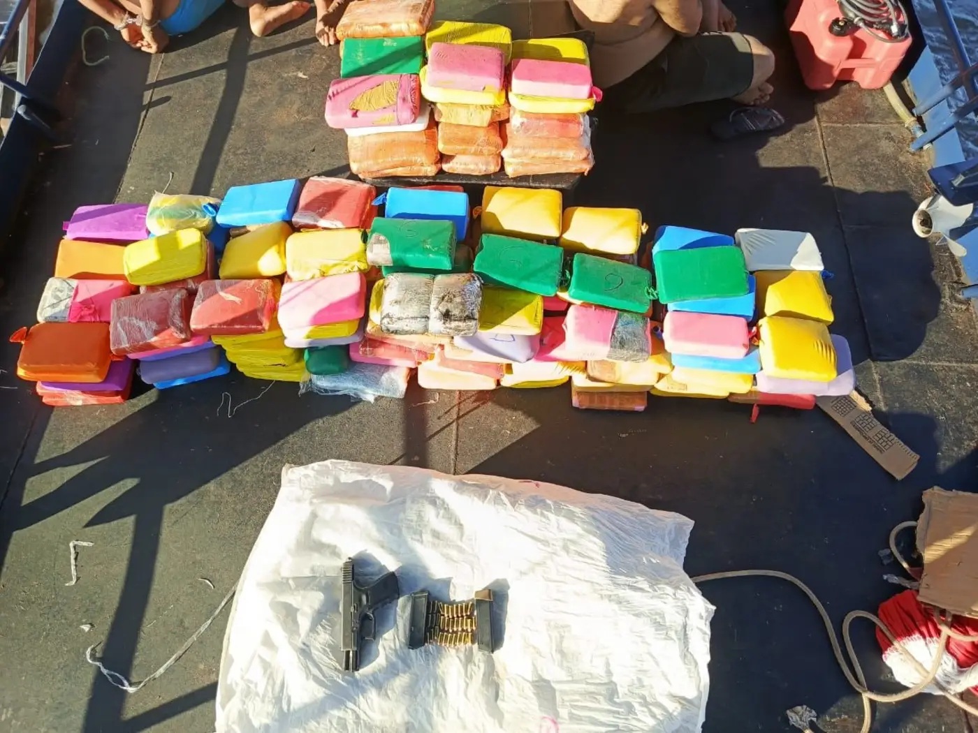 PM apreende cerca de 300 kg de entorpecentes e prende cinco pessoas durante operação fluvial
