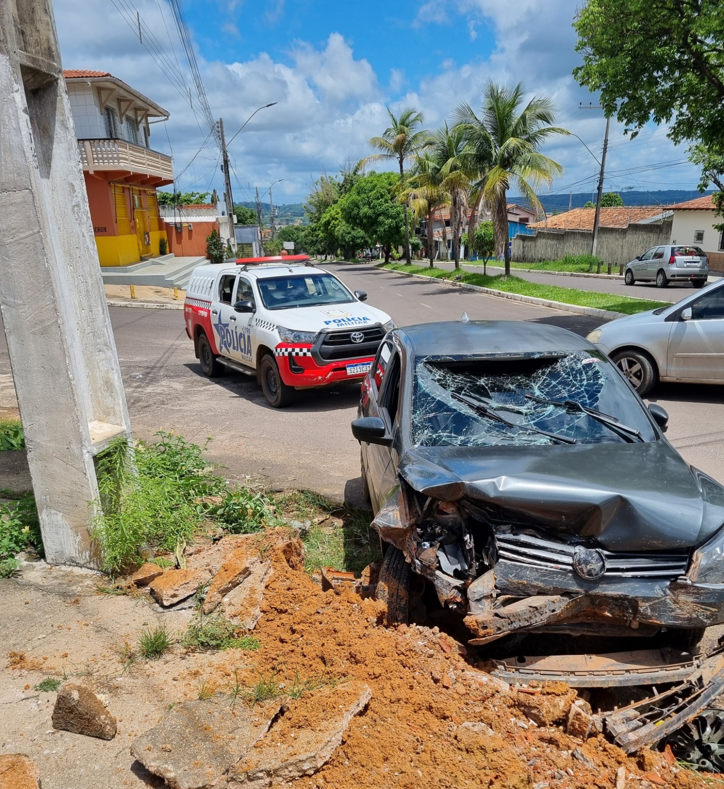 CARRO FICA PARCIALMENTE DESTRUIDO APÓS CONDUTOR PERDER CONTROLE DA DIREÇÃO